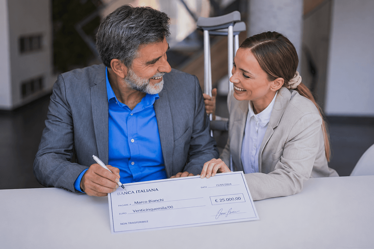 Cliente e consulente sorridenti al momento della liquidazione del risarcimento